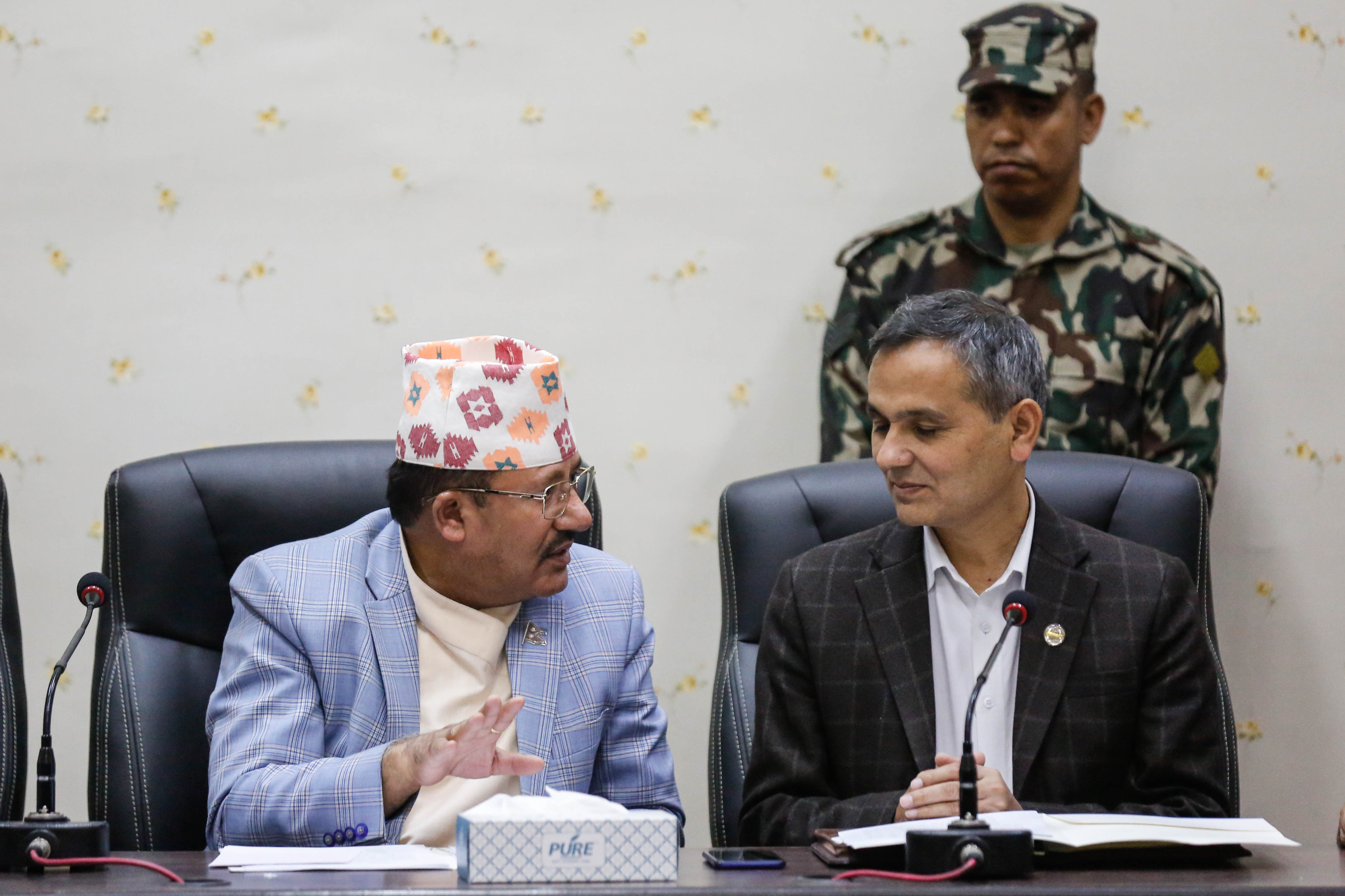 निर्वाचन आयोगका कावा प्रमुख आयुक्त रामप्रसाद भण्डारी गृहमन्त्री ओमप्रकाश अर्यालसँग परामर्श गर्दै ।